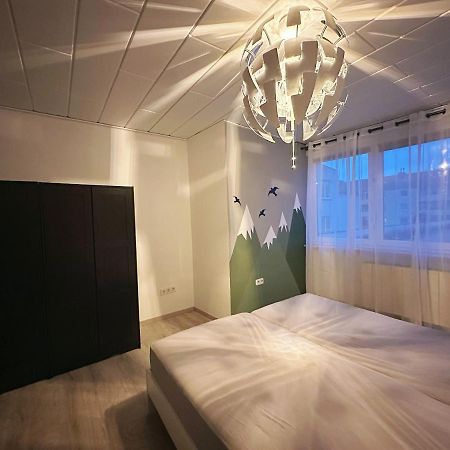 Zimmer In Reihenhaus Mit Terrasse Duisburgo Exterior foto