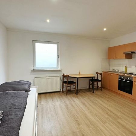 Zimmer In Reihenhaus Mit Terrasse Duisburgo Exterior foto