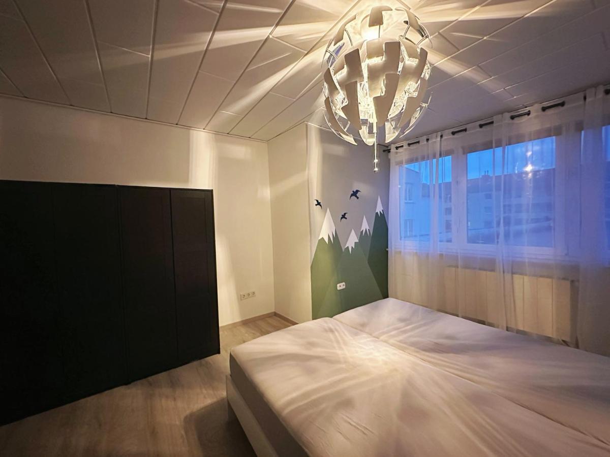 Zimmer In Reihenhaus Mit Terrasse Duisburgo Exterior foto
