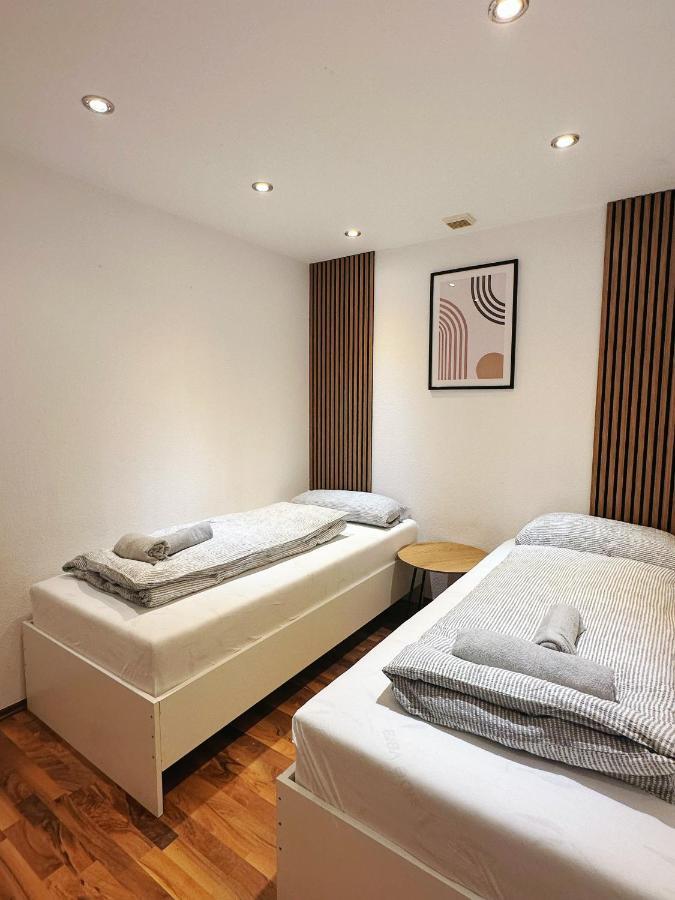 Zimmer In Reihenhaus Mit Terrasse Duisburgo Exterior foto