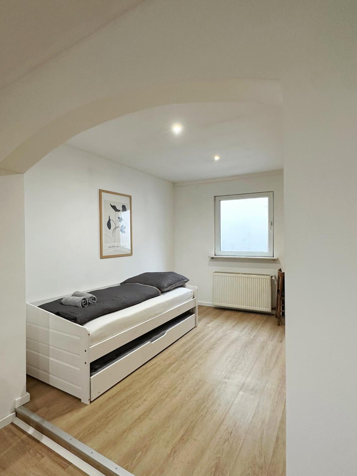 Zimmer In Reihenhaus Mit Terrasse Duisburgo Exterior foto